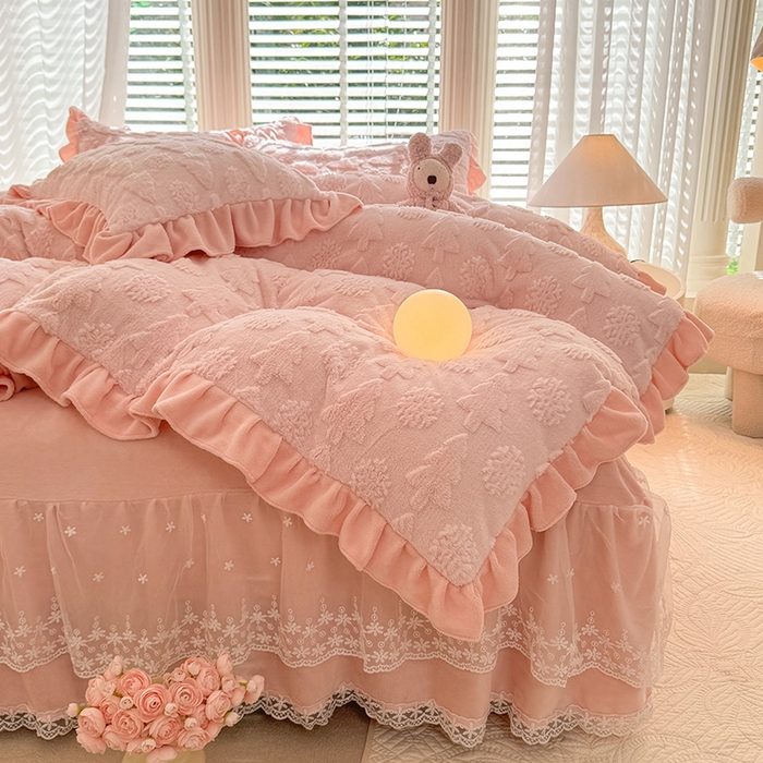 91家纺网 家纺一手货源 找家纺 唐人居 2025新款雕花花边兔毛绒床裙四件套 小树林-浅粉