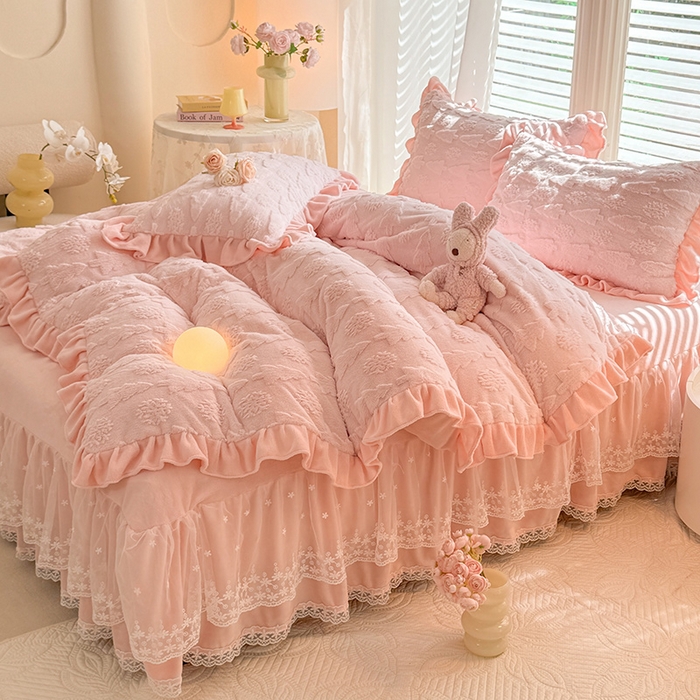 91家纺网 家纺一手货源 找家纺 唐人居 2025新款雕花花边兔毛绒床裙四件套 小树林-浅粉