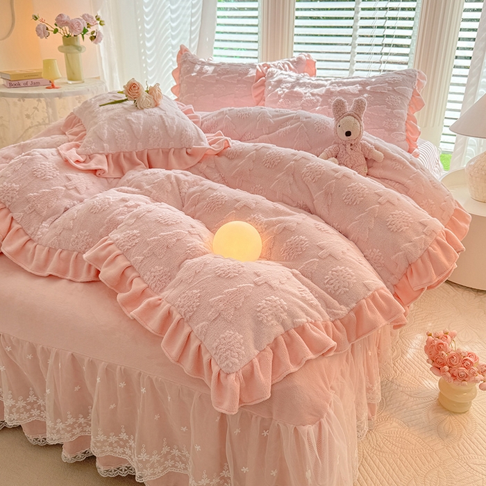 91家纺网 家纺一手货源 找家纺 唐人居 2025新款雕花花边兔毛绒床裙四件套 小树林-浅粉