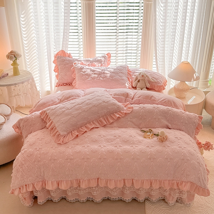91家纺网 家纺一手货源 找家纺 唐人居 2025新款雕花花边兔毛绒床裙四件套 小树林-浅粉