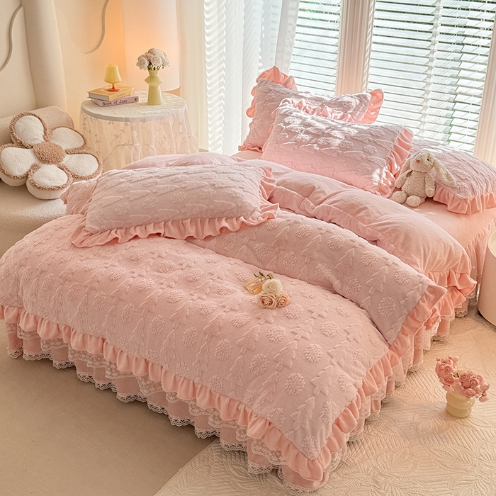91家纺网 家纺一手货源 找家纺 唐人居 2025新款雕花花边兔毛绒床裙四件套 小树林-浅粉