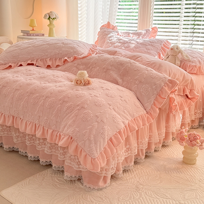 91家纺网 家纺一手货源 找家纺 唐人居 2025新款雕花花边兔毛绒床裙四件套 小树林-浅粉
