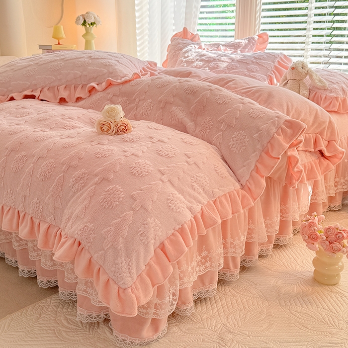 91家纺网 家纺一手货源 找家纺 唐人居 2025新款雕花花边兔毛绒床裙四件套 小树林-浅粉