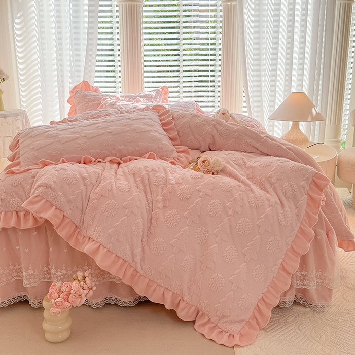 91家纺网 家纺一手货源 找家纺 唐人居 2025新款雕花花边兔毛绒床裙四件套 小树林-浅粉