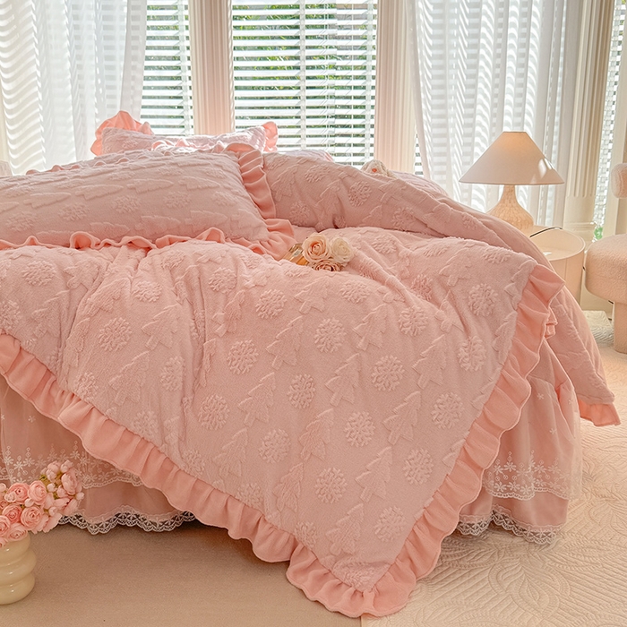 91家纺网 家纺一手货源 找家纺 唐人居 2025新款雕花花边兔毛绒床裙四件套 小树林-浅粉