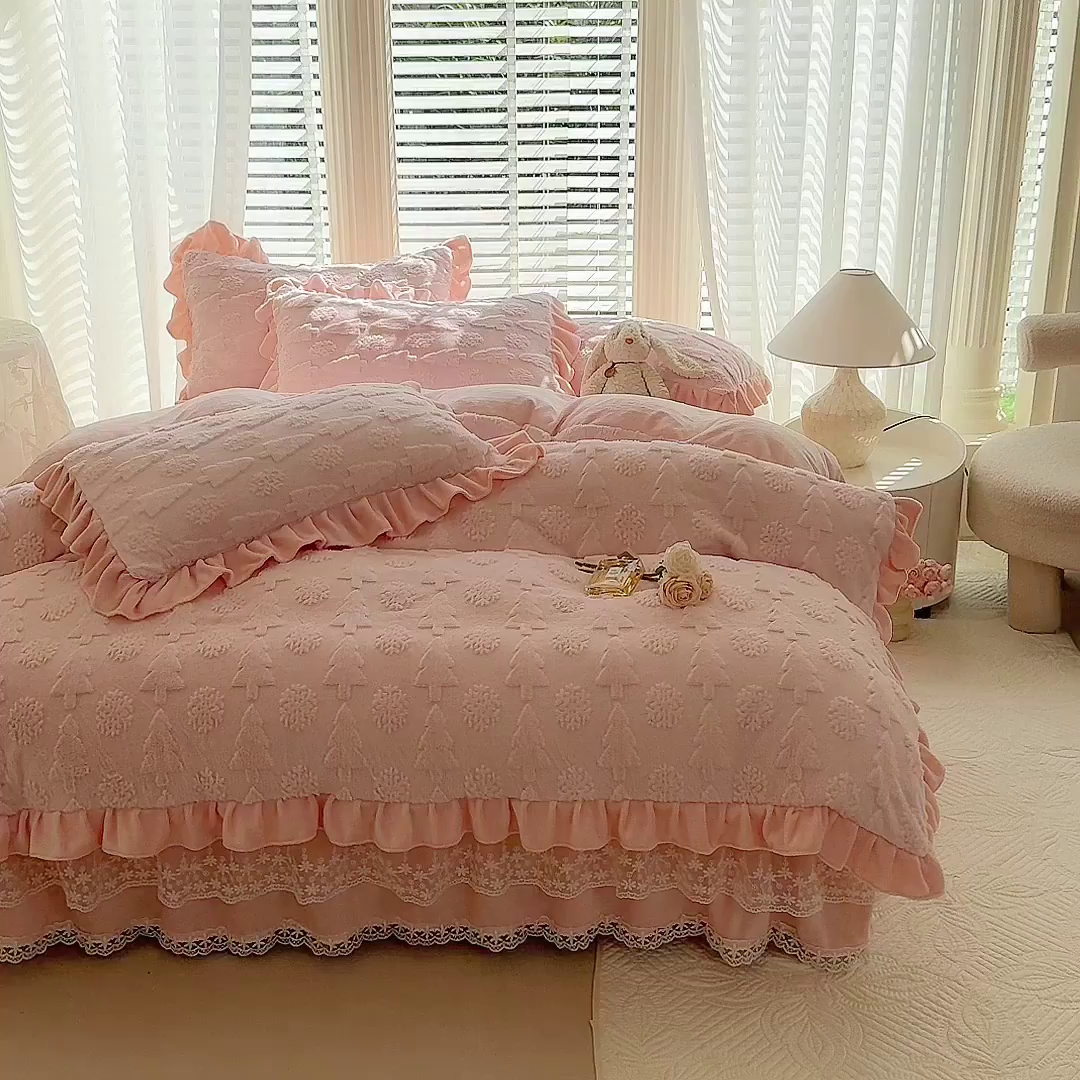 91家纺网 家纺一手货源 找家纺 唐人居 2025新款雕花花边兔毛绒床裙四件套 小树林-浅粉