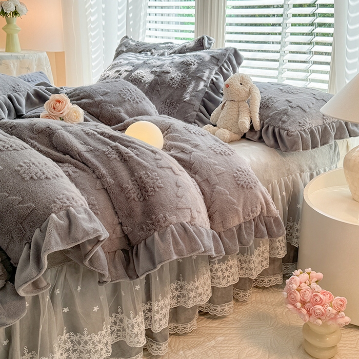 91家纺网 家纺一手货源 找家纺 唐人居 2025新款雕花花边兔毛绒床裙四件套 小树林-浅灰