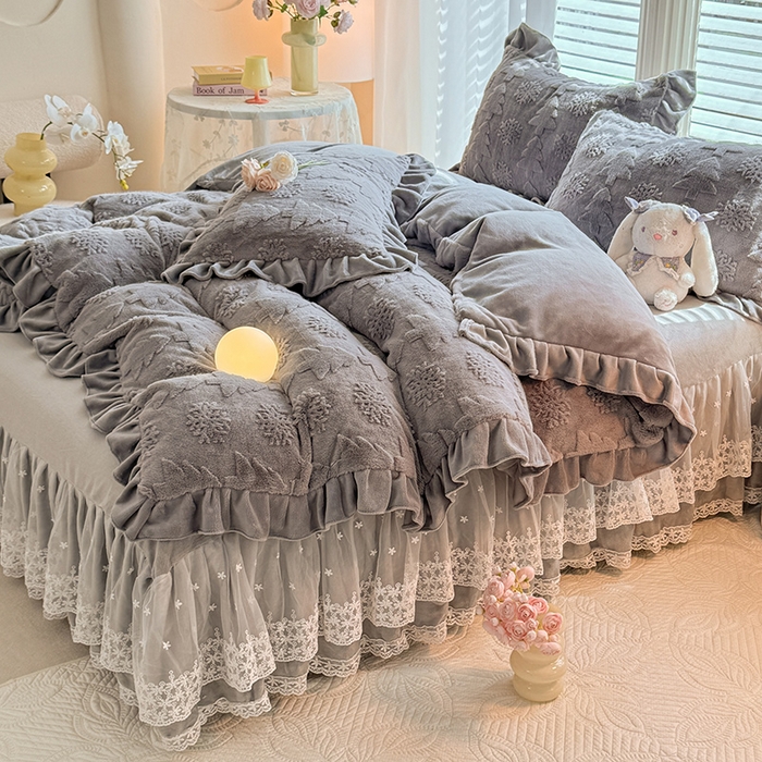 91家纺网 家纺一手货源 找家纺 唐人居 2025新款雕花花边兔毛绒床裙四件套 小树林-浅灰