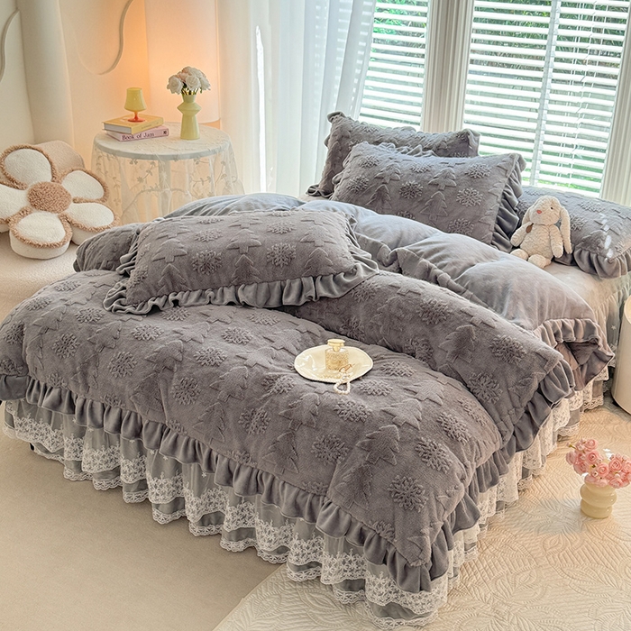 91家纺网 家纺一手货源 找家纺 唐人居 2025新款雕花花边兔毛绒床裙四件套 小树林-浅灰