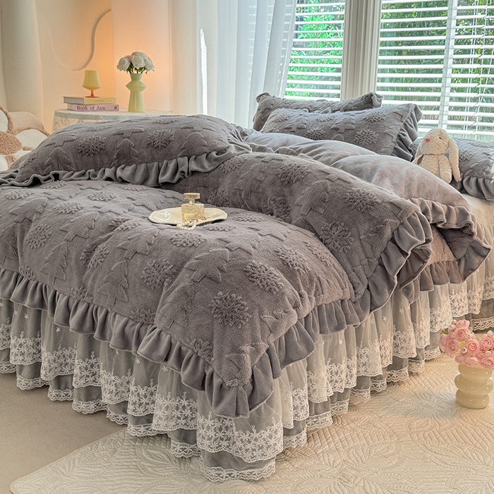 91家纺网 家纺一手货源 找家纺 唐人居 2025新款雕花花边兔毛绒床裙四件套 小树林-浅灰