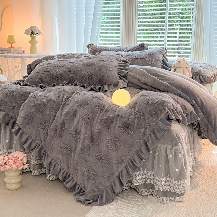 91家纺网 家纺一手货源 找家纺 唐人居 2025新款雕花花边兔毛绒床裙四件套 小树林-浅灰