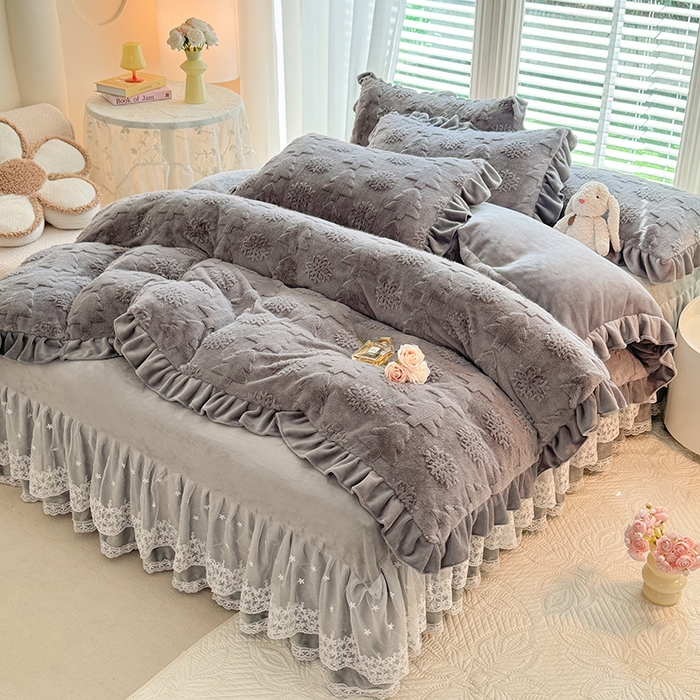 91家纺网 家纺一手货源 找家纺 唐人居 2025新款雕花花边兔毛绒床裙四件套 小树林-浅灰