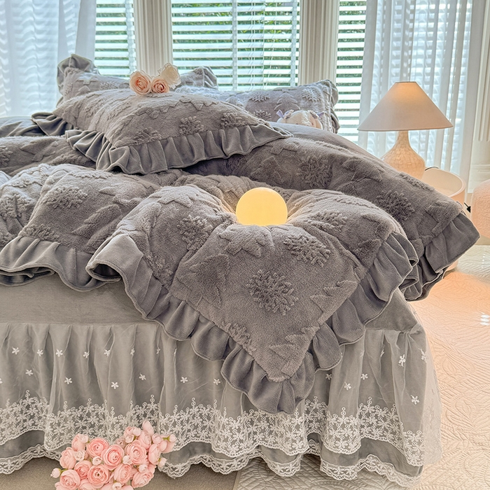 91家纺网 家纺一手货源 找家纺 唐人居 2025新款雕花花边兔毛绒床裙四件套 小树林-浅灰