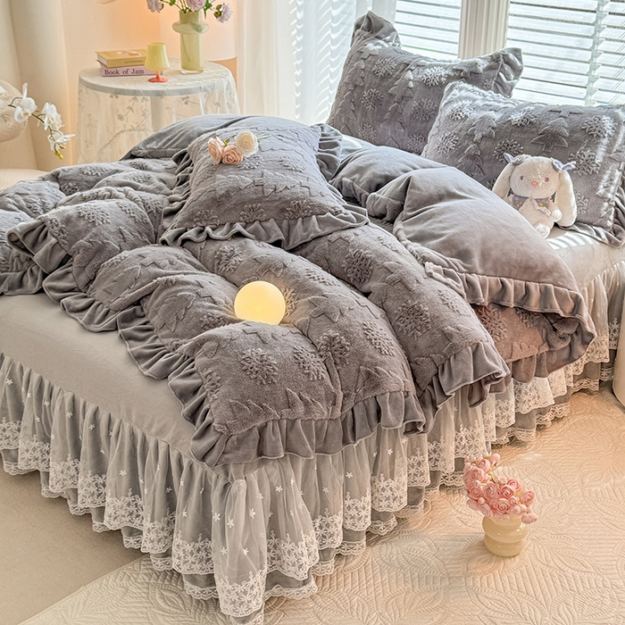 91家纺网 家纺一手货源 找家纺 唐人居 2025新款雕花花边兔毛绒床裙四件套 小树林-浅灰