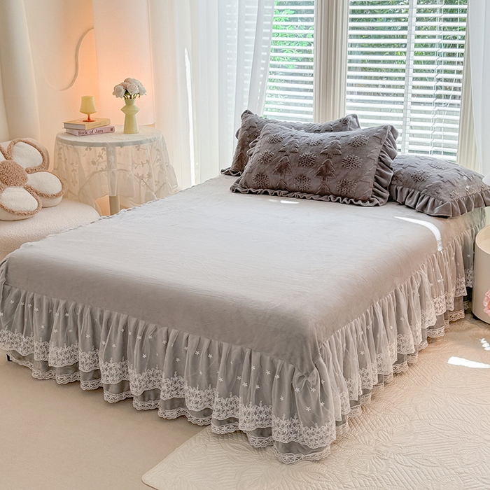 91家纺网 家纺一手货源 找家纺 唐人居 2025新款雕花花边兔毛绒床裙四件套 小树林-浅灰