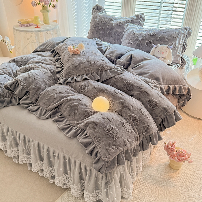 91家纺网 家纺一手货源 找家纺 唐人居 2025新款雕花花边兔毛绒床裙四件套 小树林-浅灰