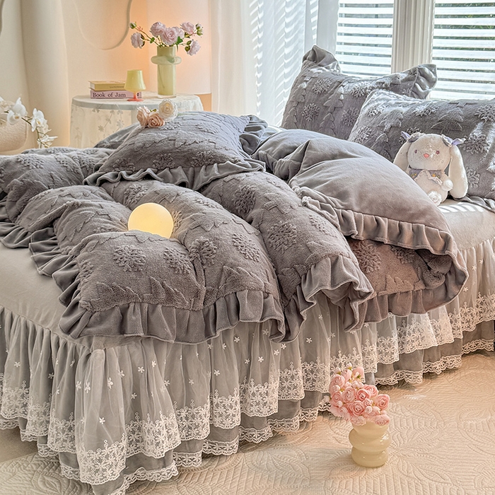 91家纺网 家纺一手货源 找家纺 唐人居 2025新款雕花花边兔毛绒床裙四件套 小树林-浅灰