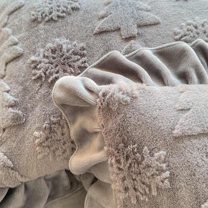 91家纺网 家纺一手货源 找家纺 唐人居 2025新款雕花花边兔毛绒床裙四件套 小树林-浅灰