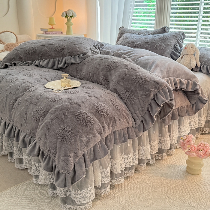91家纺网 家纺一手货源 找家纺 唐人居 2025新款雕花花边兔毛绒床裙四件套 小树林-浅灰