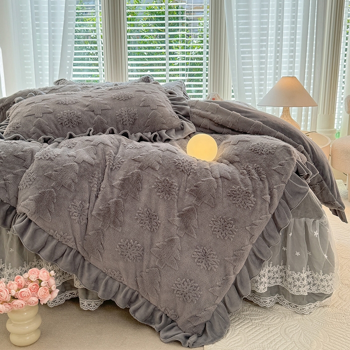 91家纺网 家纺一手货源 找家纺 唐人居 2025新款雕花花边兔毛绒床裙四件套 小树林-浅灰