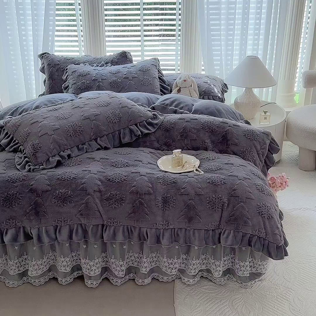 91家纺网 家纺一手货源 找家纺 唐人居 2025新款雕花花边兔毛绒床裙四件套 小树林-浅灰
