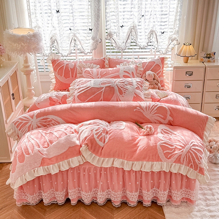 91家纺网 家纺一手货源 找家纺 唐人居 2025新款高克重阳离子绒花边雕花套件 蝴蝶-粉色