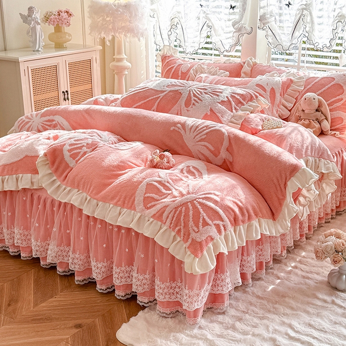 91家纺网 家纺一手货源 找家纺 唐人居 2025新款高克重阳离子绒花边雕花套件 蝴蝶-粉色