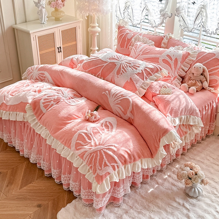 91家纺网 家纺一手货源 找家纺 唐人居 2025新款高克重阳离子绒花边雕花套件 蝴蝶-粉色