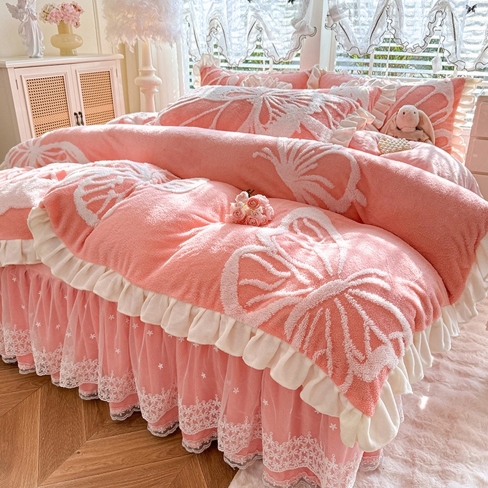 91家纺网 家纺一手货源 找家纺 唐人居 2025新款高克重阳离子绒花边雕花套件 蝴蝶-粉色