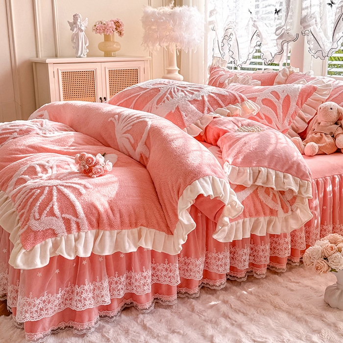 91家纺网 家纺一手货源 找家纺 唐人居 2025新款高克重阳离子绒花边雕花套件 蝴蝶-粉色