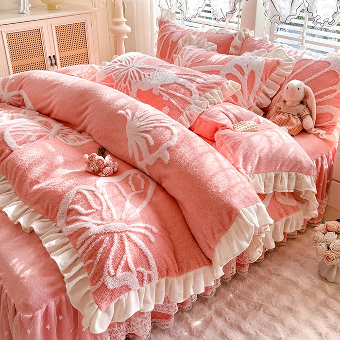 91家纺网 家纺一手货源 找家纺 唐人居 2025新款高克重阳离子绒花边雕花套件 蝴蝶-粉色