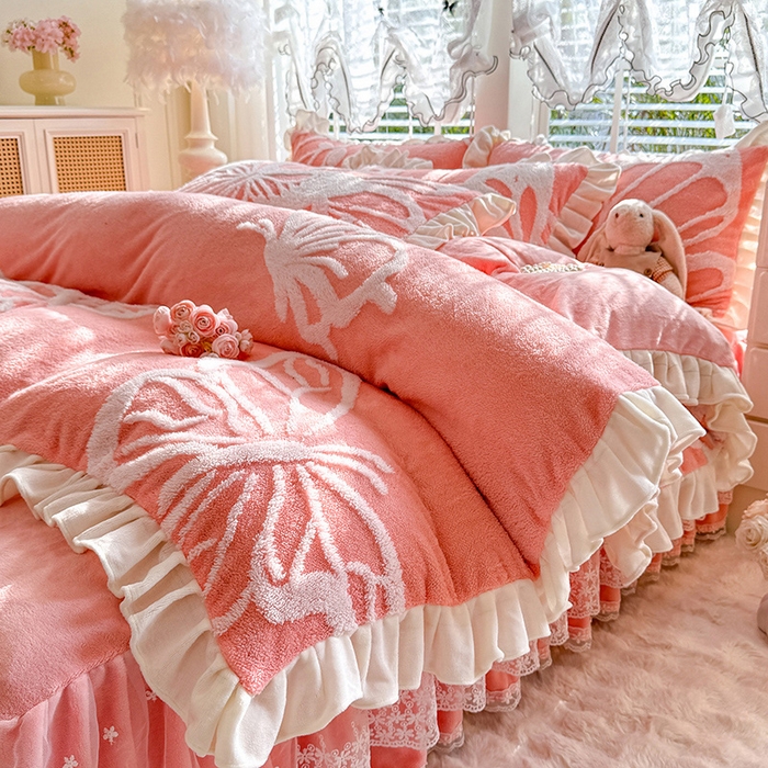 91家纺网 家纺一手货源 找家纺 唐人居 2025新款高克重阳离子绒花边雕花套件 蝴蝶-粉色