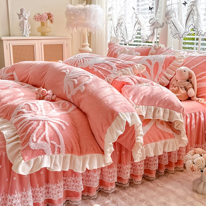 91家纺网 家纺一手货源 找家纺 唐人居 2025新款高克重阳离子绒花边雕花套件 蝴蝶-粉色