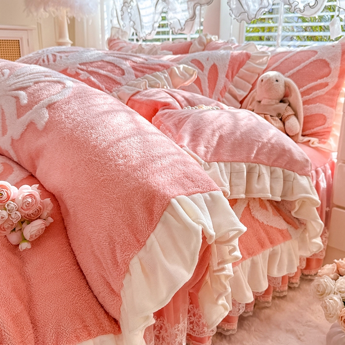 91家纺网 家纺一手货源 找家纺 唐人居 2025新款高克重阳离子绒花边雕花套件 蝴蝶-粉色