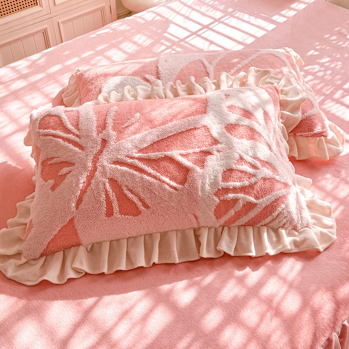 91家纺网 家纺一手货源 找家纺 唐人居 2025新款高克重阳离子绒花边雕花套件 蝴蝶-粉色