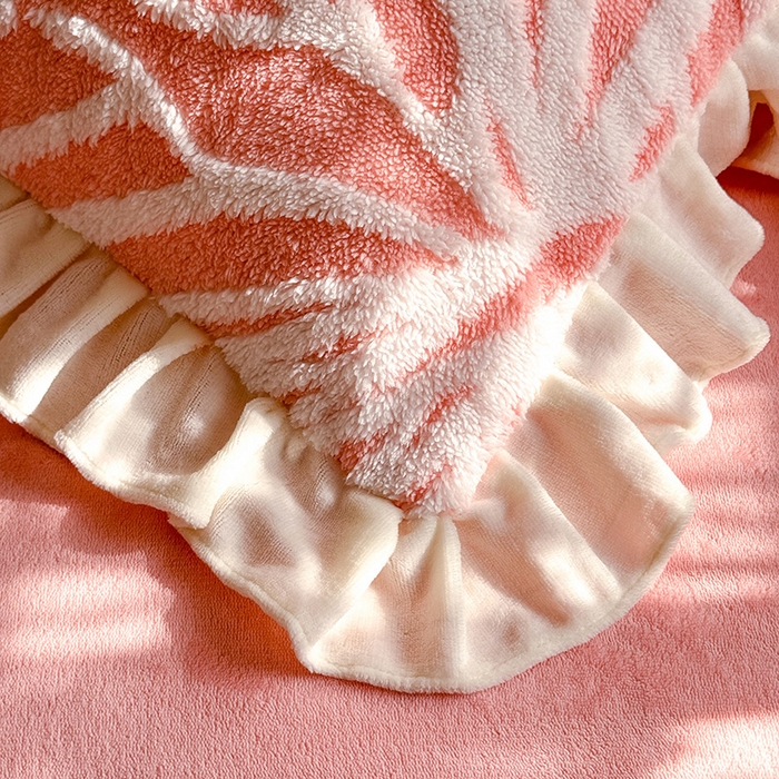 91家纺网 家纺一手货源 找家纺 唐人居 2025新款高克重阳离子绒花边雕花套件 蝴蝶-粉色