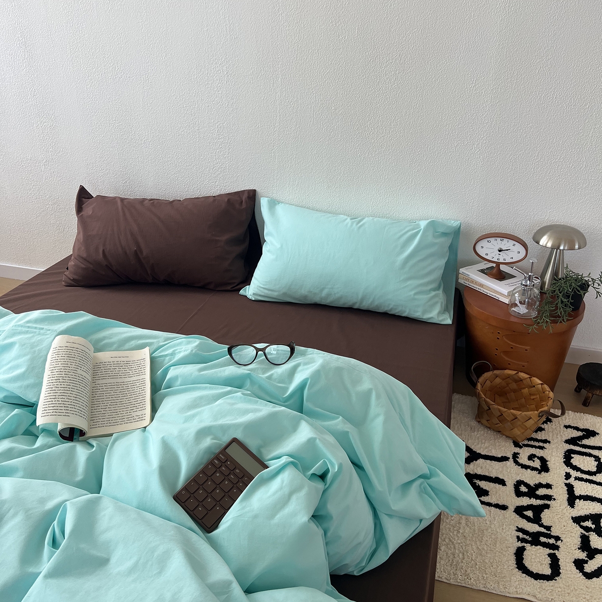 91家纺网 家纺一手货源 找家纺 蜜宿 2025新款混搭全棉水洗棉四件套-薄巧椰奶 薄巧椰奶（枕套-巧克力+星蓝）