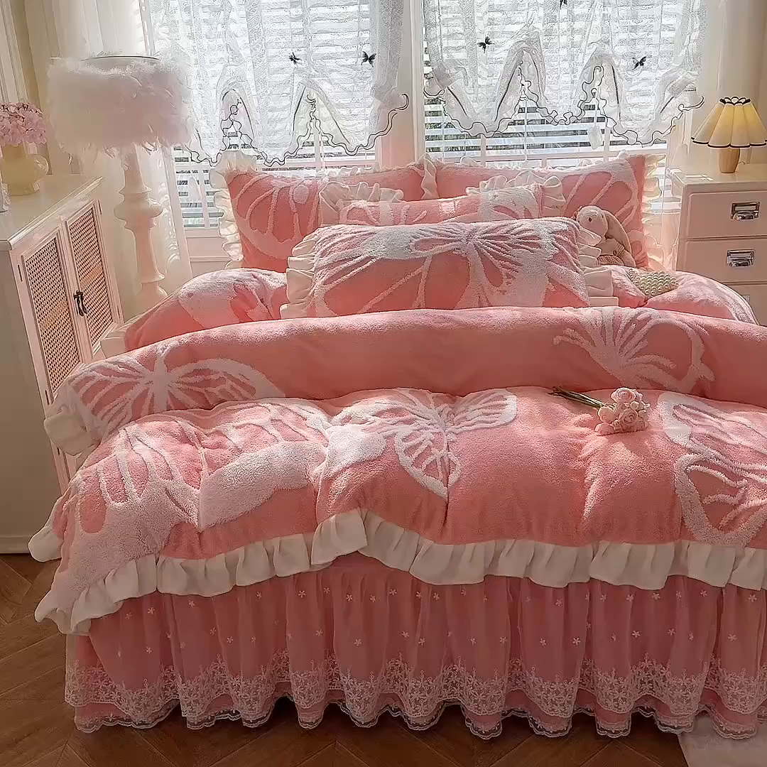 91家纺网 家纺一手货源 找家纺 唐人居 2025新款高克重阳离子绒花边雕花套件 蝴蝶-粉色