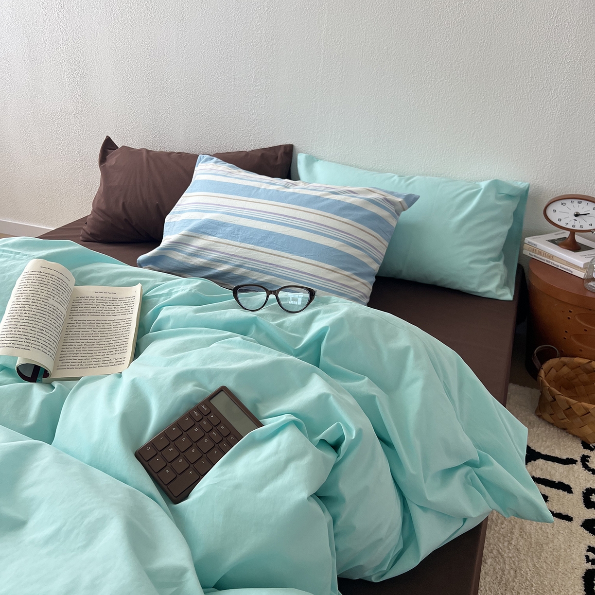 91家纺网 家纺一手货源 找家纺 蜜宿 2025新款混搭全棉水洗棉四件套-薄巧椰奶 薄巧椰奶（枕套-巧克力+条纹）