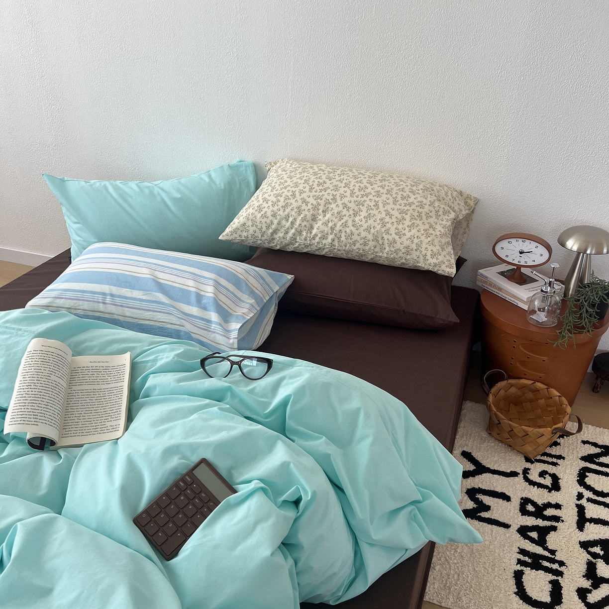 91家纺网 家纺一手货源 找家纺 蜜宿 2025新款混搭全棉水洗棉四件套-薄巧椰奶 薄巧椰奶（枕套-巧克力+条纹）