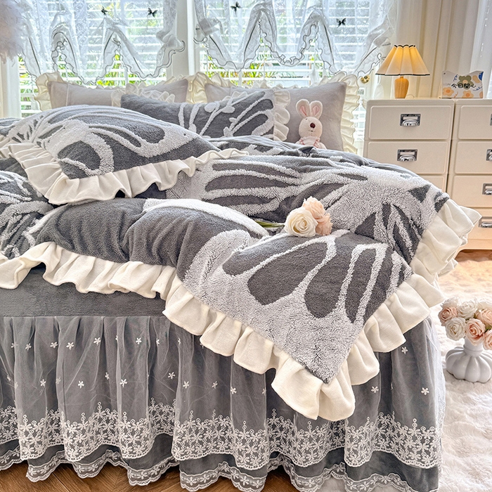 91家纺网 家纺一手货源 找家纺 唐人居 2025新款高克重阳离子绒花边雕花套件 蝴蝶-灰色