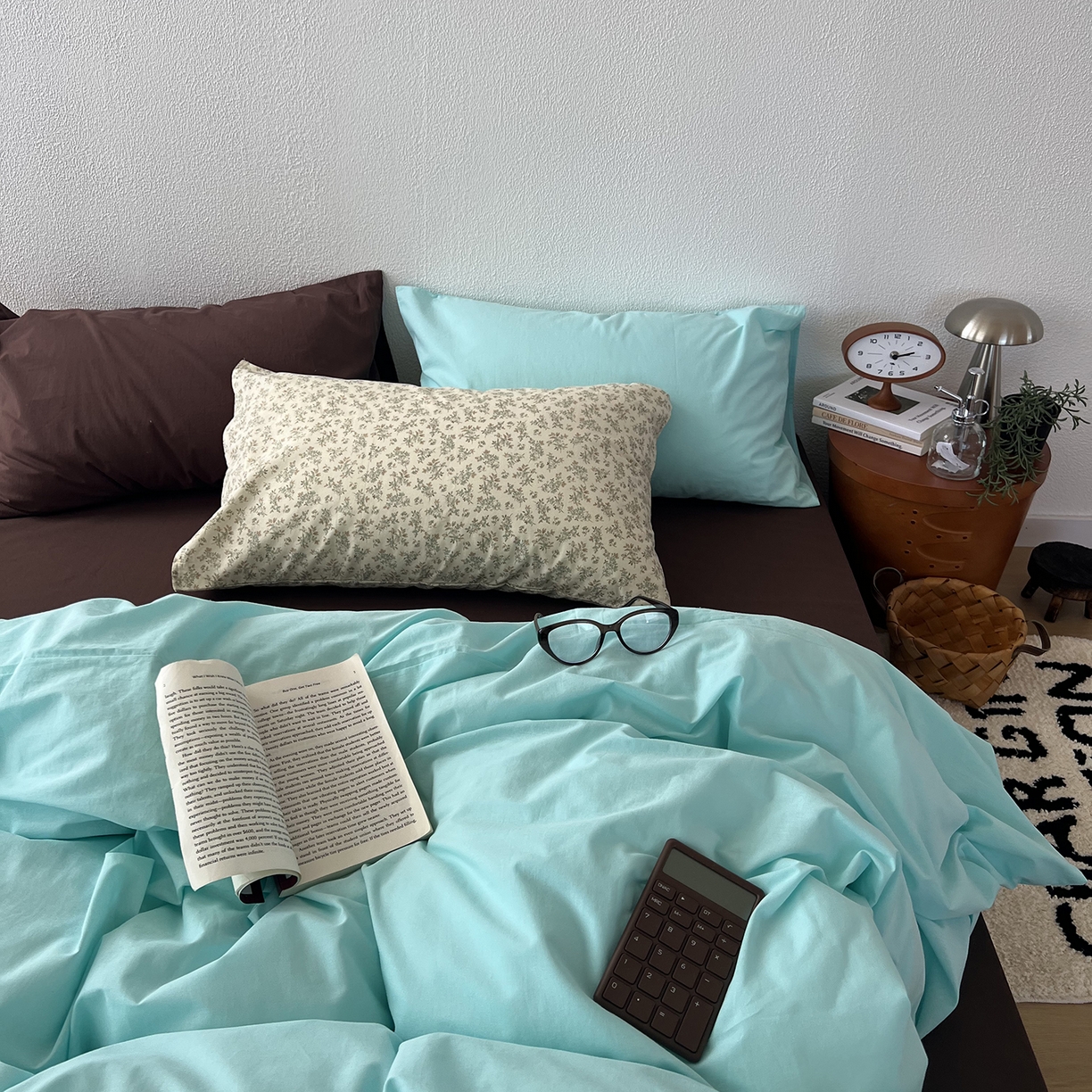 91家纺网 家纺一手货源 找家纺 蜜宿 2025新款混搭全棉水洗棉四件套-薄巧椰奶 薄巧椰奶（枕套-巧克力+星蓝）