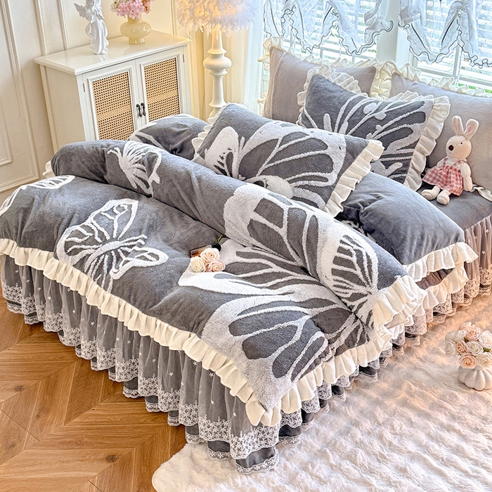 91家纺网 家纺一手货源 找家纺 唐人居 2025新款高克重阳离子绒花边雕花套件 蝴蝶-灰色