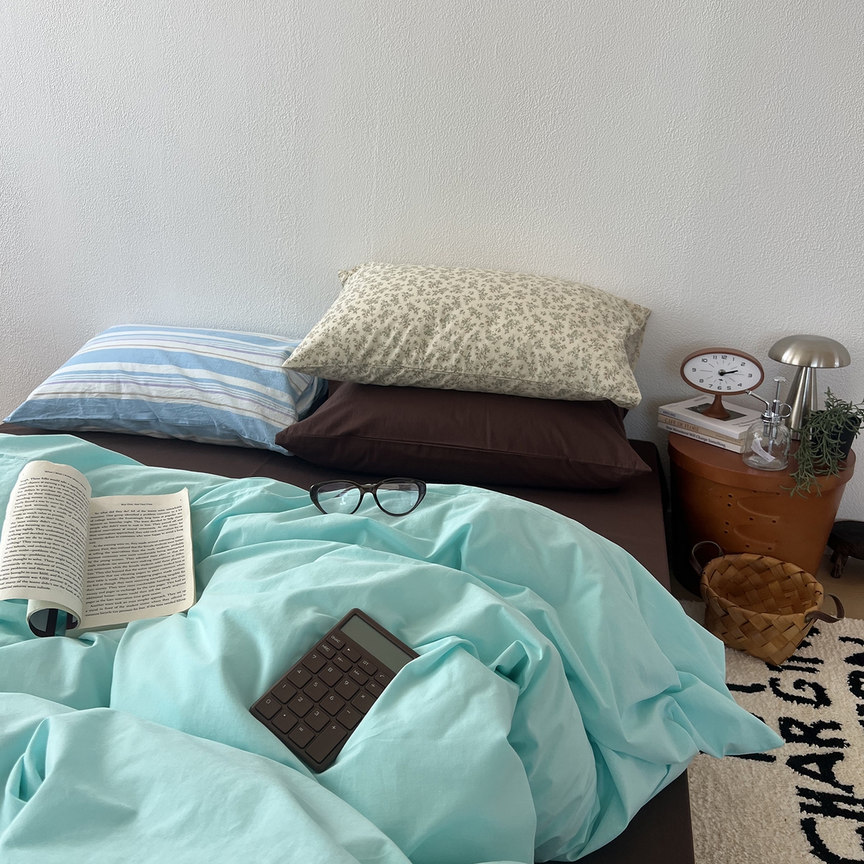 91家纺网 家纺一手货源 找家纺 蜜宿 2025新款混搭全棉水洗棉四件套-薄巧椰奶 薄巧椰奶（枕套-巧克力+星蓝）