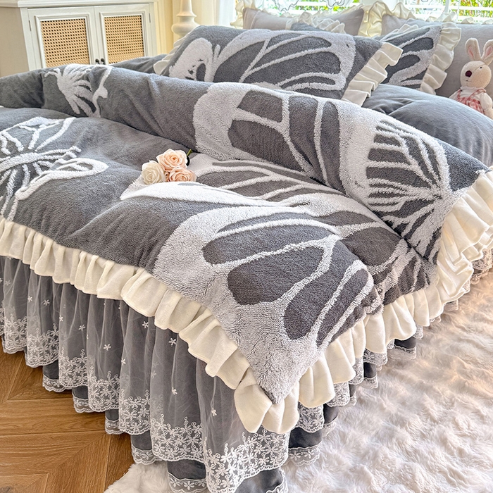 91家纺网 家纺一手货源 找家纺 唐人居 2025新款高克重阳离子绒花边雕花套件 蝴蝶-灰色