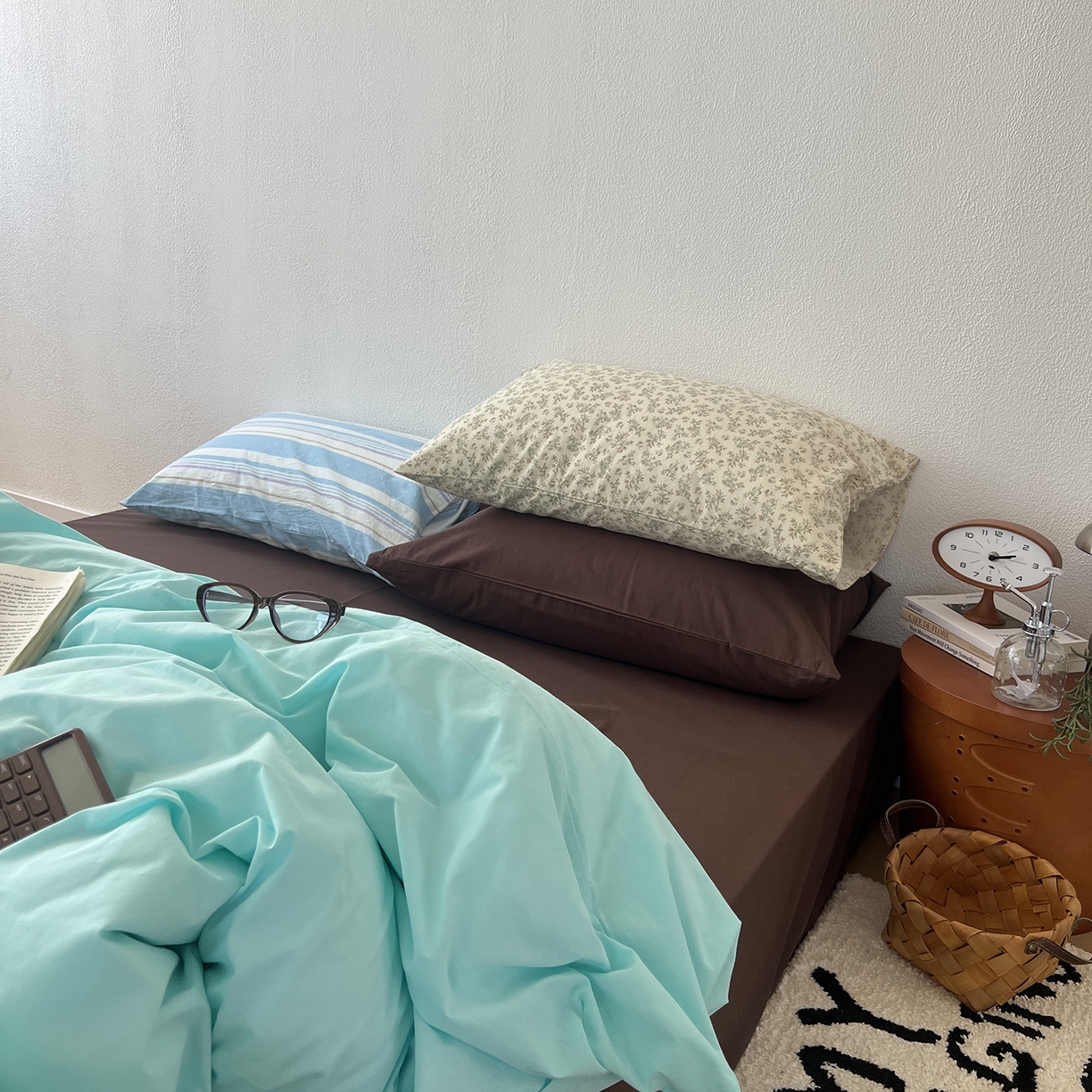 91家纺网 家纺一手货源 找家纺 蜜宿 2025新款混搭全棉水洗棉四件套-薄巧椰奶 薄巧椰奶（枕套-巧克力+星蓝）