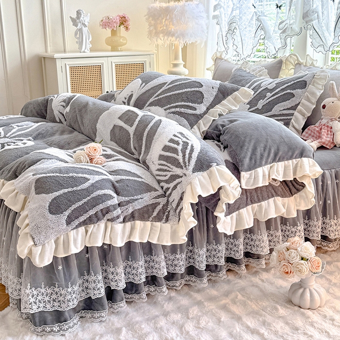 91家纺网 家纺一手货源 找家纺 唐人居 2025新款高克重阳离子绒花边雕花套件 蝴蝶-灰色