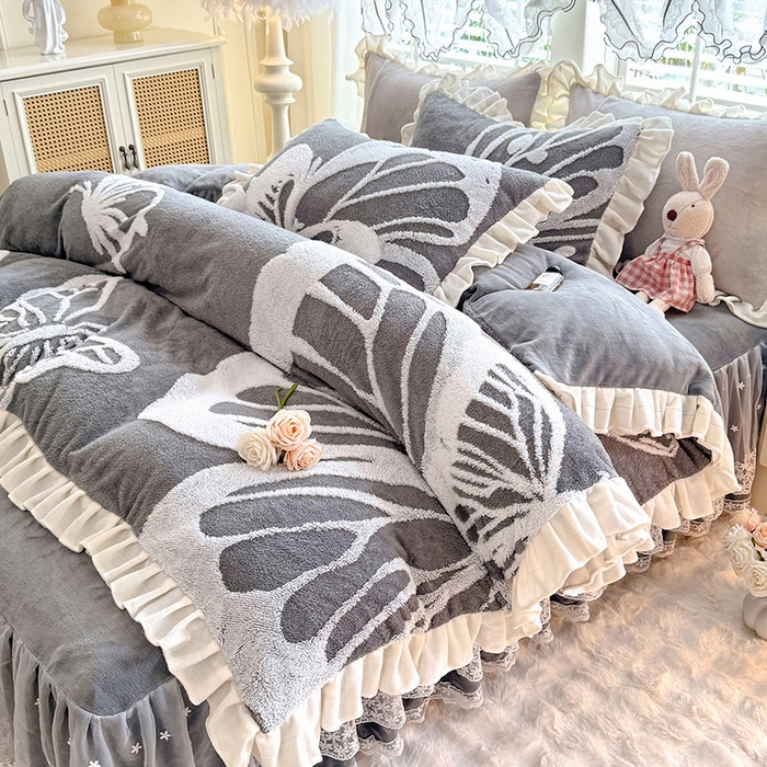 91家纺网 家纺一手货源 找家纺 唐人居 2025新款高克重阳离子绒花边雕花套件 蝴蝶-灰色