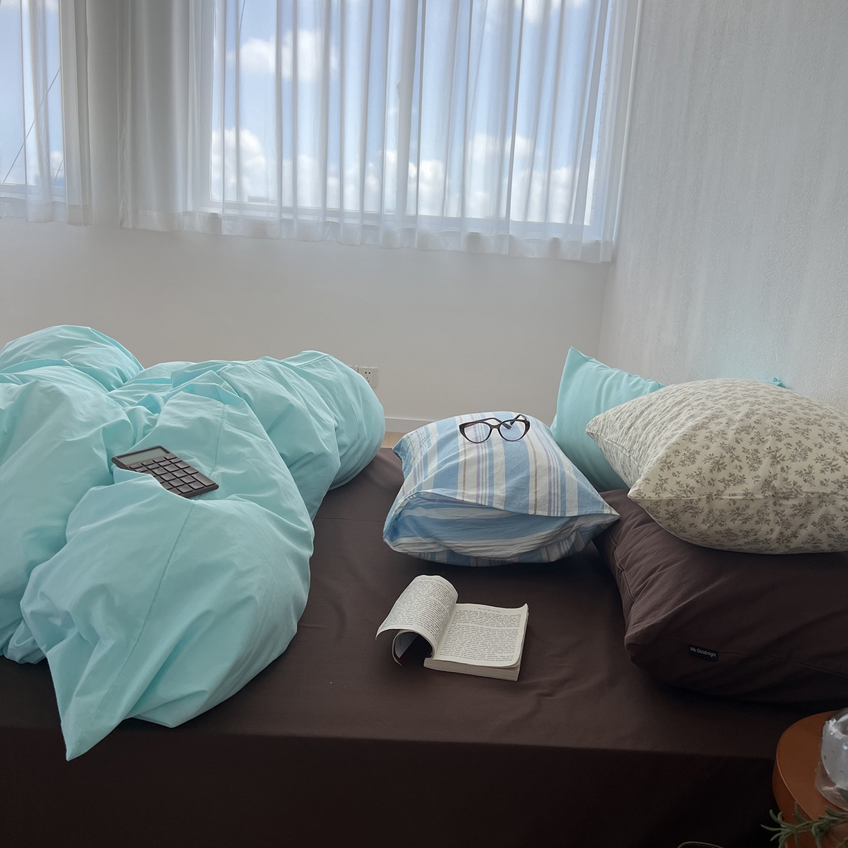 91家纺网 家纺一手货源 找家纺 蜜宿 2025新款混搭全棉水洗棉四件套-薄巧椰奶 薄巧椰奶（枕套-巧克力+星蓝）