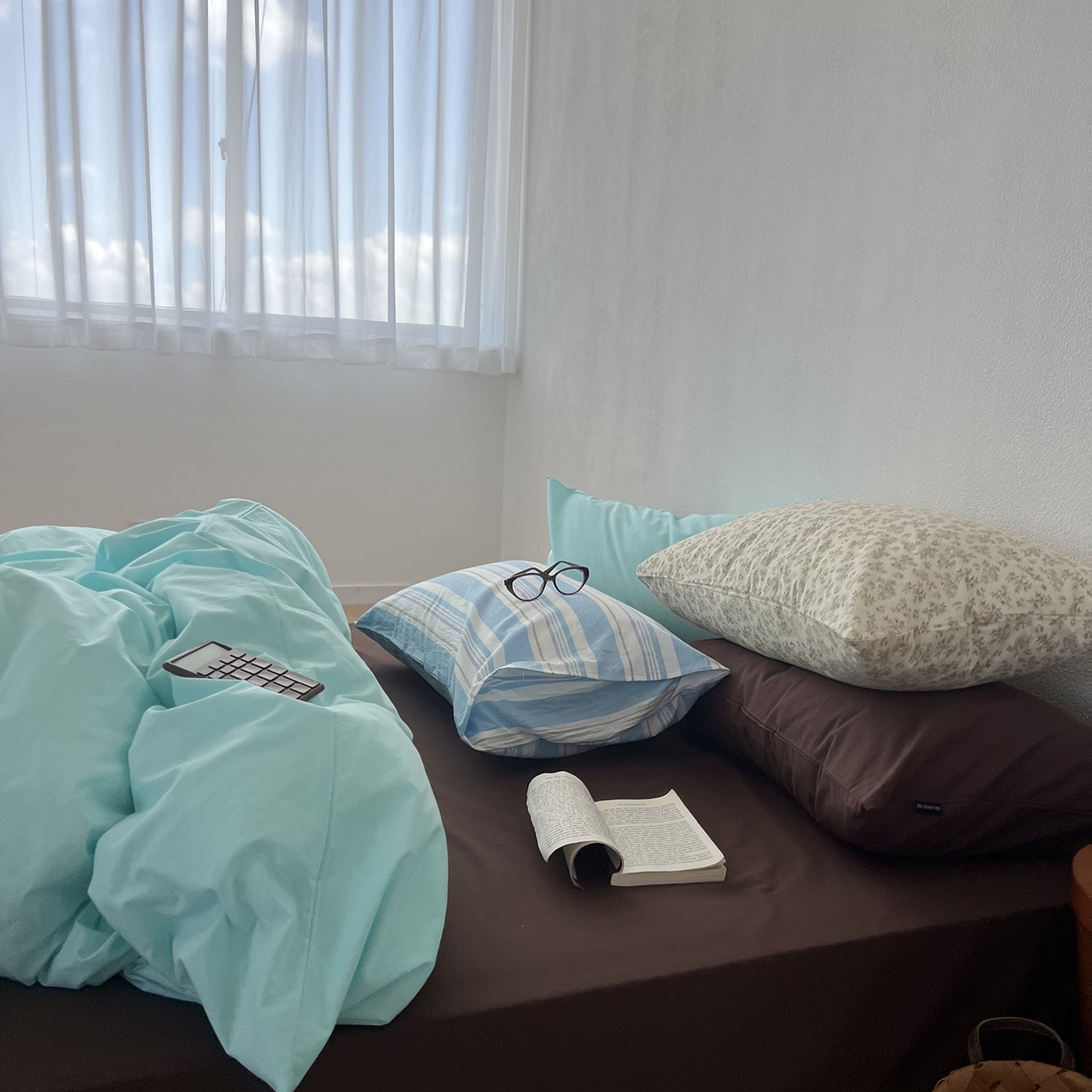 91家纺网 家纺一手货源 找家纺 蜜宿 2025新款混搭全棉水洗棉四件套-薄巧椰奶 薄巧椰奶（枕套-巧克力+星蓝）